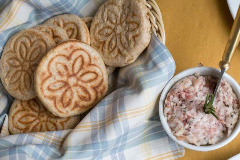 Warm Tigelle with "Mountain pesto"