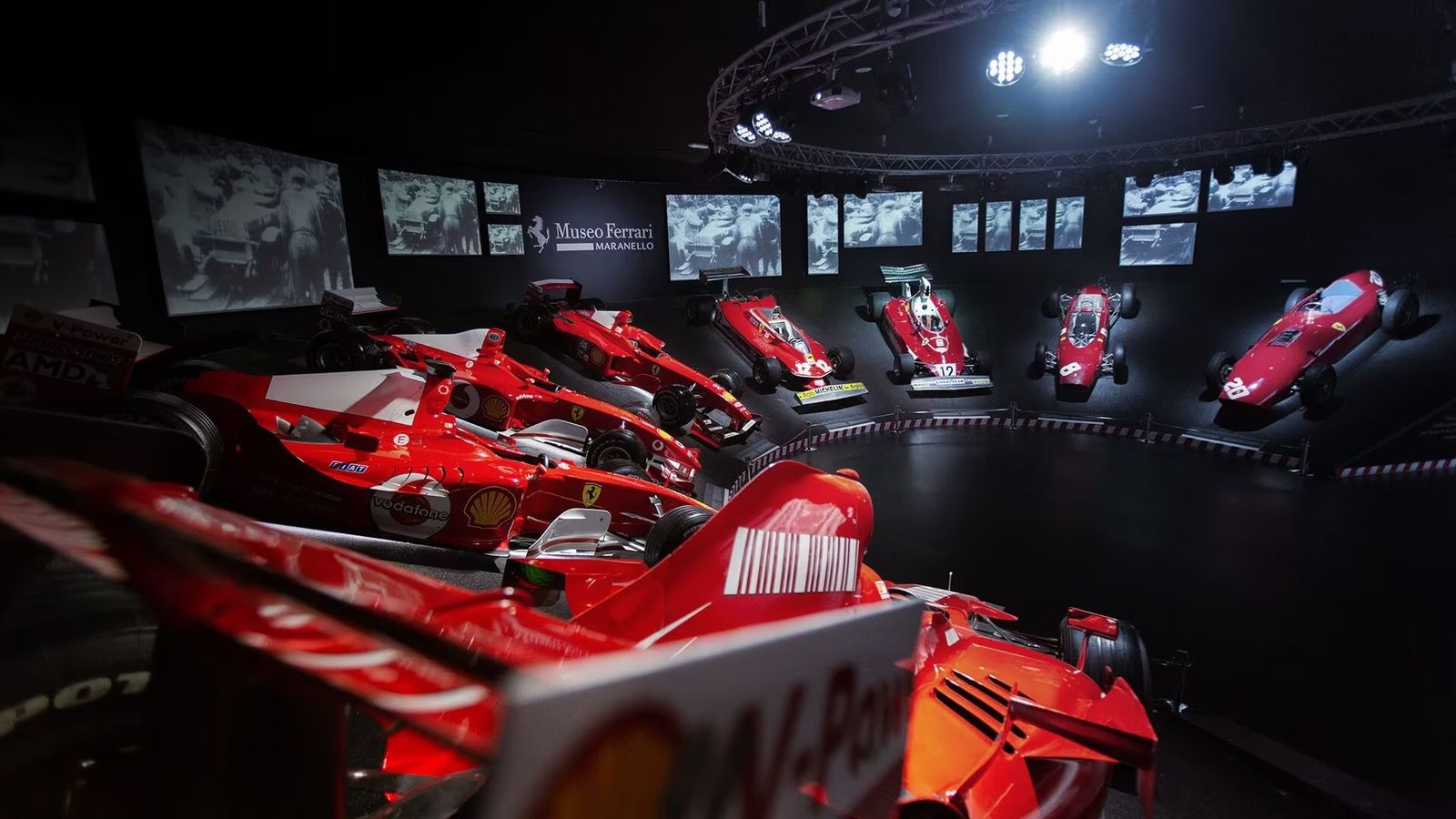 Formel-1-Ferraris aus mehreren Jahrzehnten in der Ausstellung des Museo Ferrari in Maranello