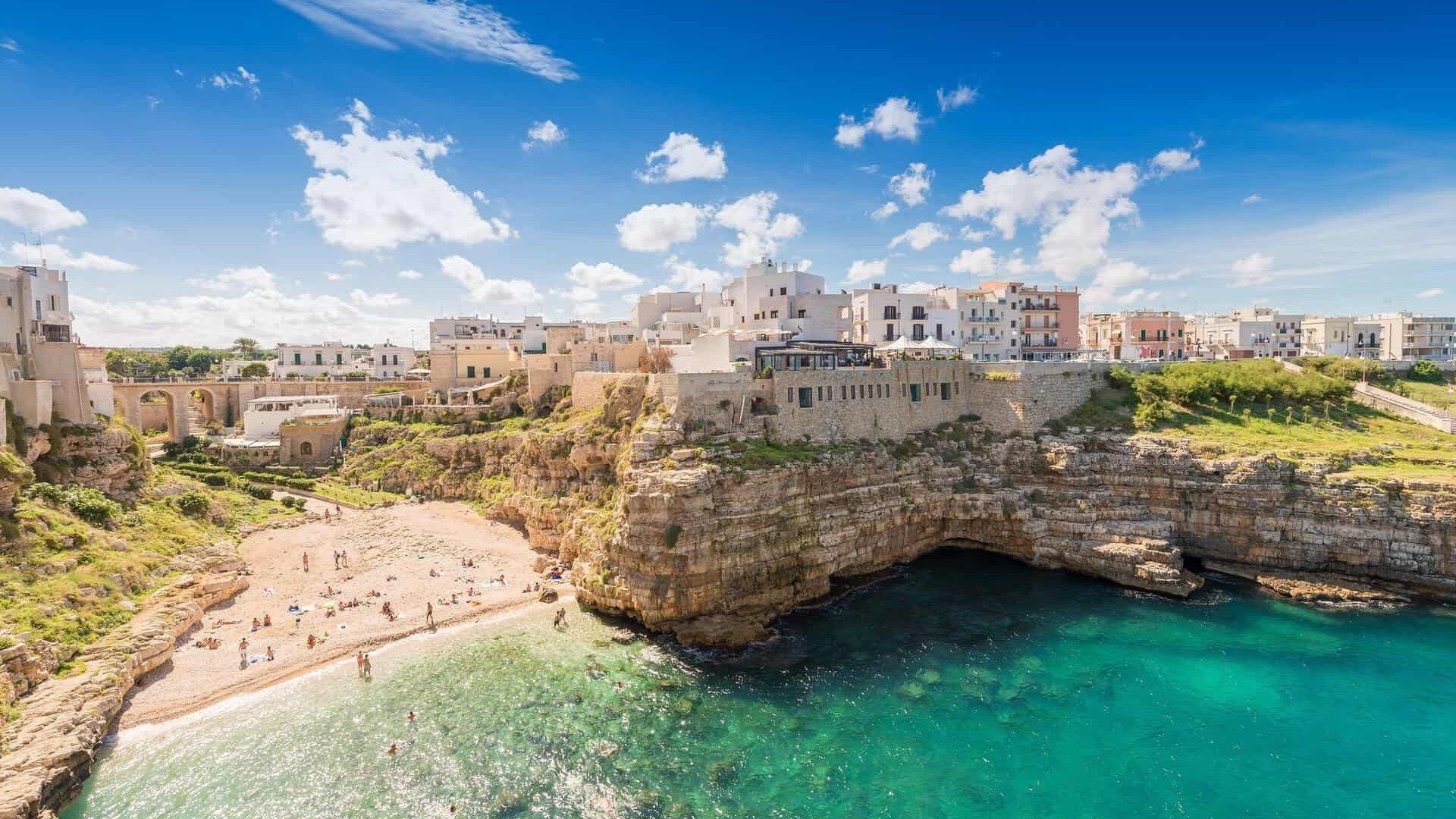 Polignano a Mare auf seinen Kalksteinklippen über der Adria