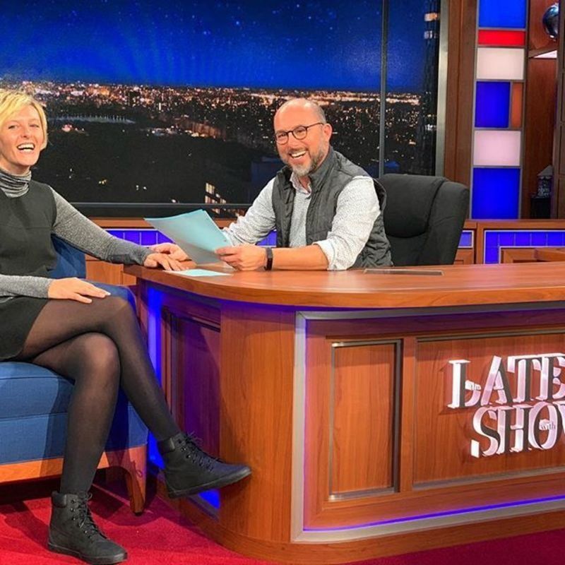 两人在 Late Show 电视演播室的主持台前