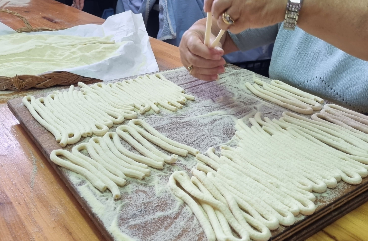 Dos quesos pecorino sobre pane carasau, con aceite de oliva y una copa de vino tinto